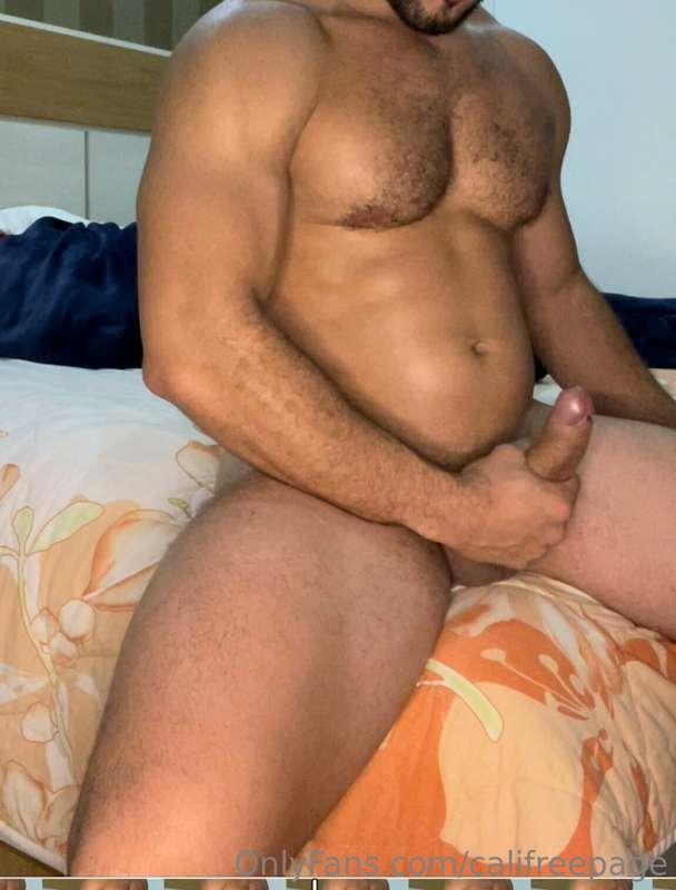 Come and see how I flex my muscles while I jerk off.  (Full ..