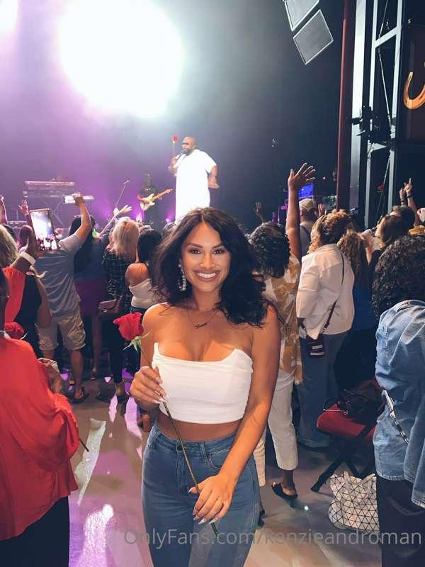Kenzie got a rose at the Boyz II Men concert! 🌹