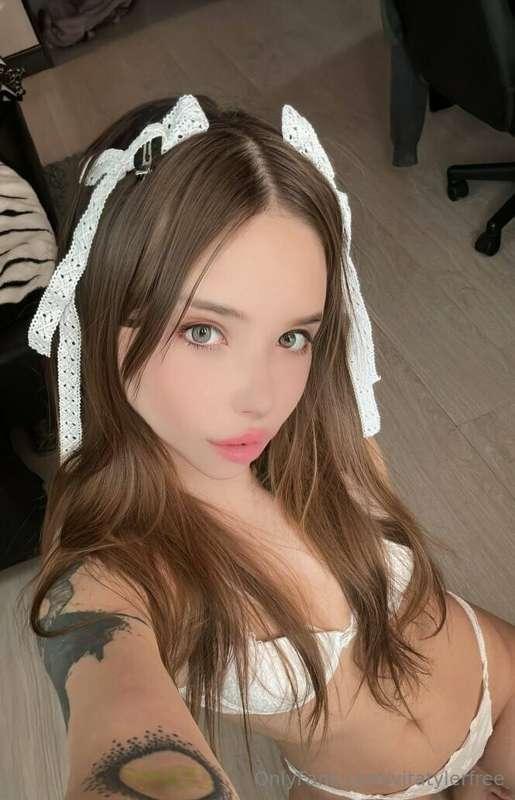 Cutie @karolina_mew is barely 18 yo😇 

She loves getting her..