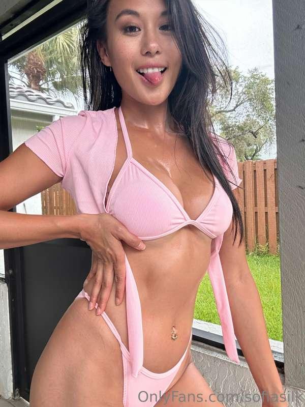 Ready for a Hump Day naughty evening with my silky skin? 🤤 D..