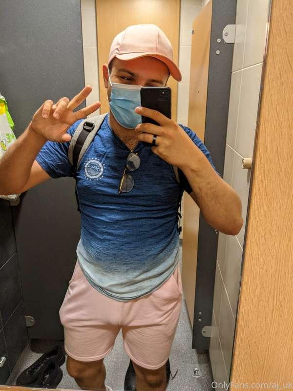 I'm baaaaack 😇🤪 cheeky little selfies in the changing room a..