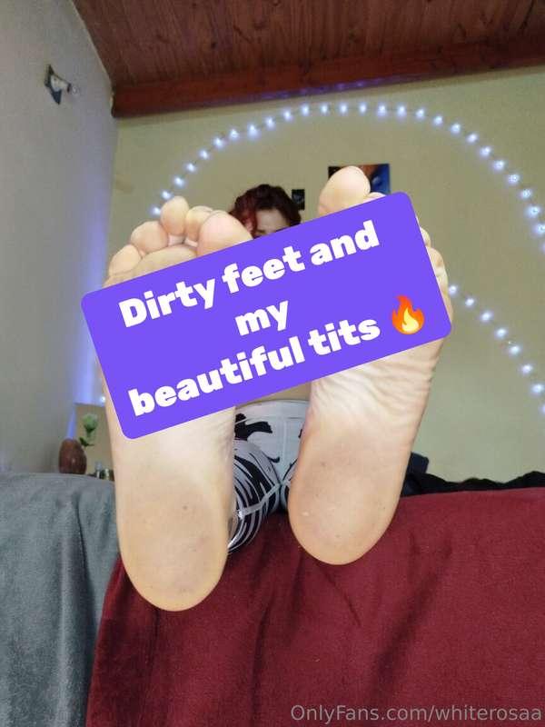 Dirty feet and my tits on display 😈20 Photos 