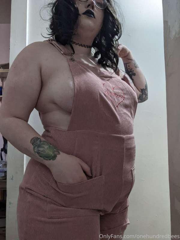 Took some pics while trying on my new short-overalls 😊