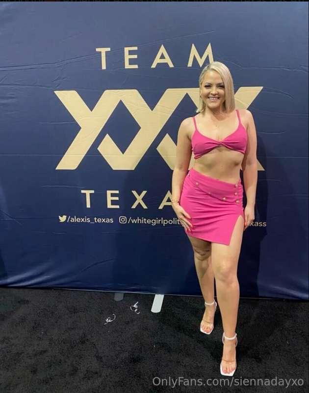 Want the full booty experience? OG pornstar @alexis_texas ha..