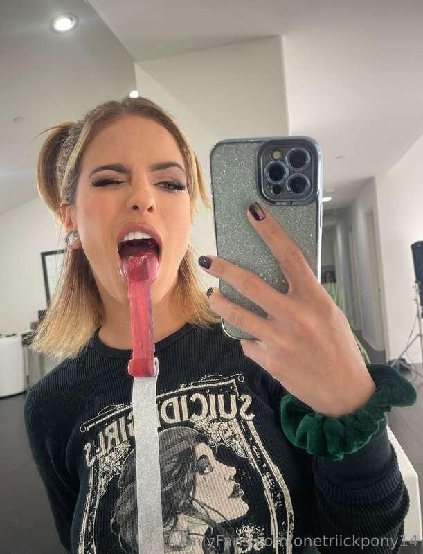 😜