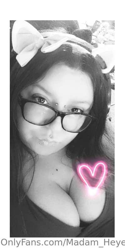 Hi boys! I'm LIVE for titty Tuesday! Cum spend some time wit..