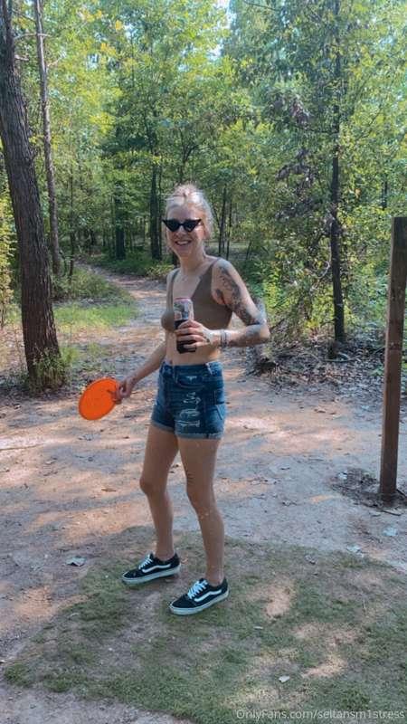 Cash me outside! 🌞🥏

My new fave thing to do, play disc golf..