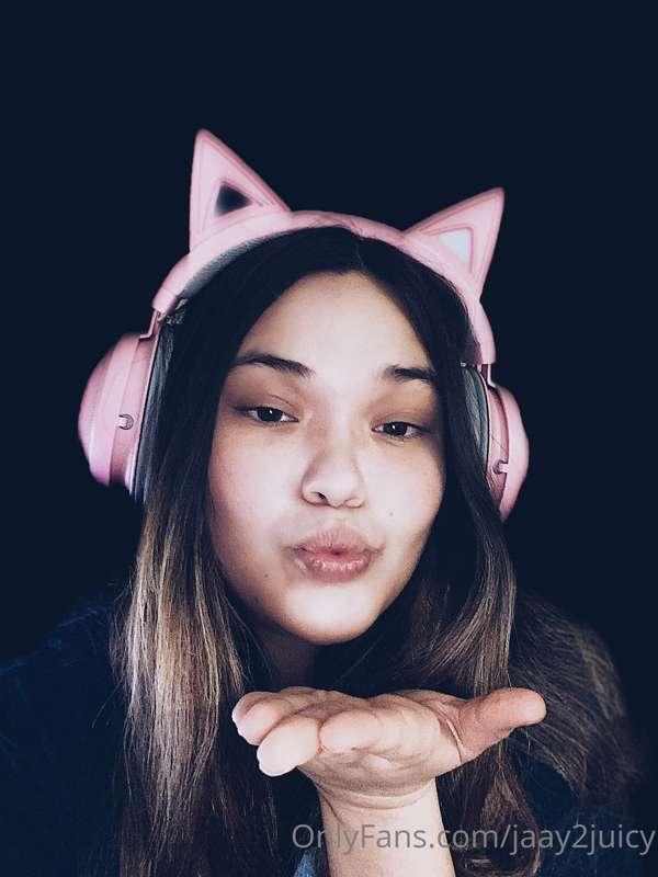 Sexy gamer girl trying to have some fun 😈💦