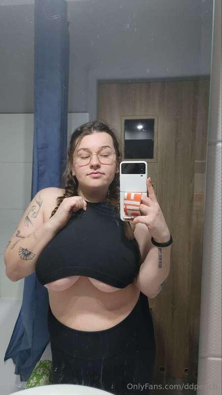 I need some attention today.. 👅💦