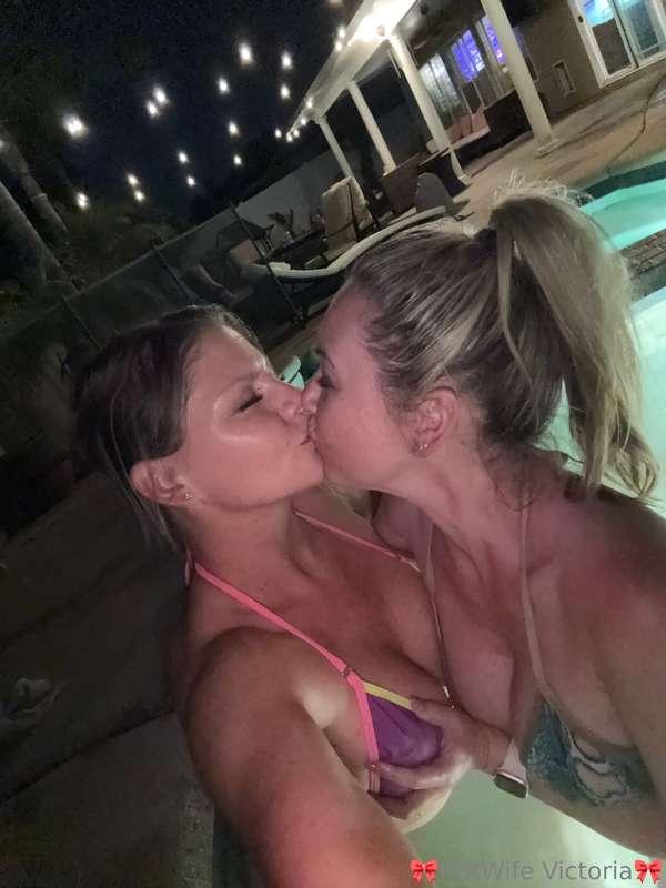 Hanging in the hot tub with my girl @briannabrooksxx 