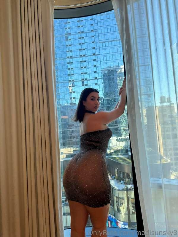 Sending the first 10 people who comment “😈” an exxxtra slutt..