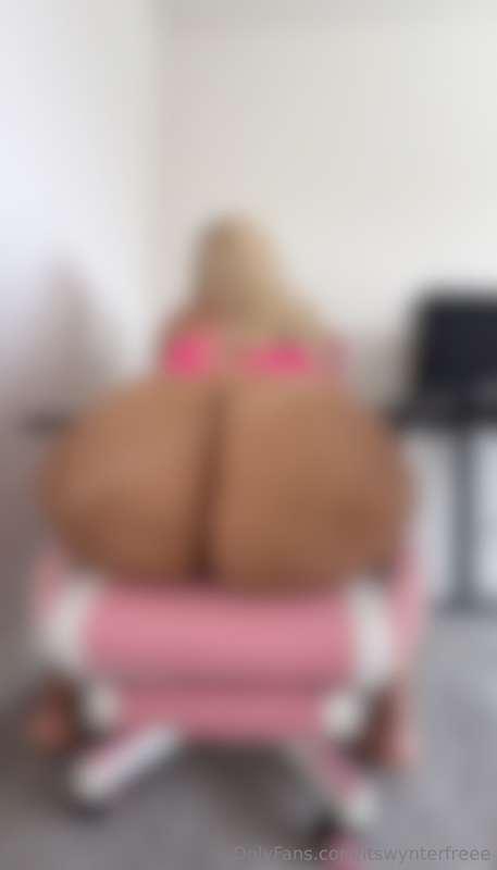 admire my ass and watch it bounce 🍑 