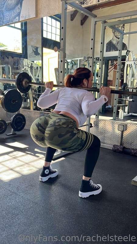 Would you be distracted if we were at the same gym? 😈
