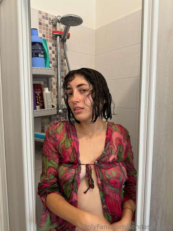 ciao stupendi mi faccio una doccia pazzerella e eccitante pe..