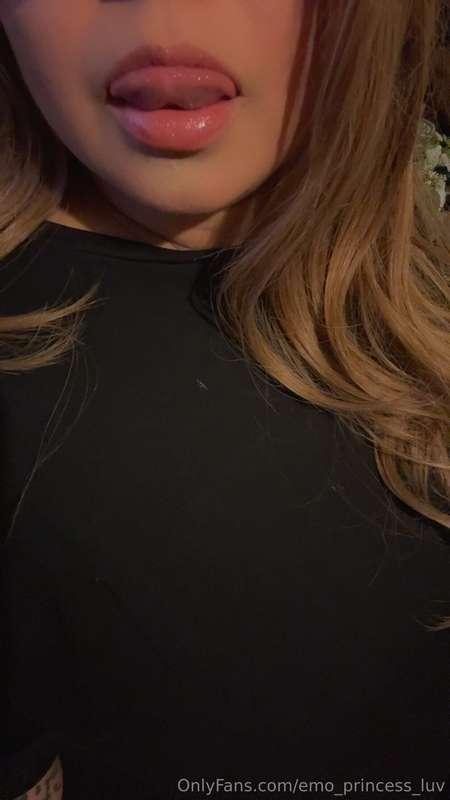 First person to tip me, I’ll sext live right now 💋 💋 