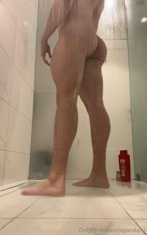 HOT EROTIC ASS PLAY 🍑😈 IN MY HUNG SNEAKY LINKS SHOWER 🔞😏 Wat..