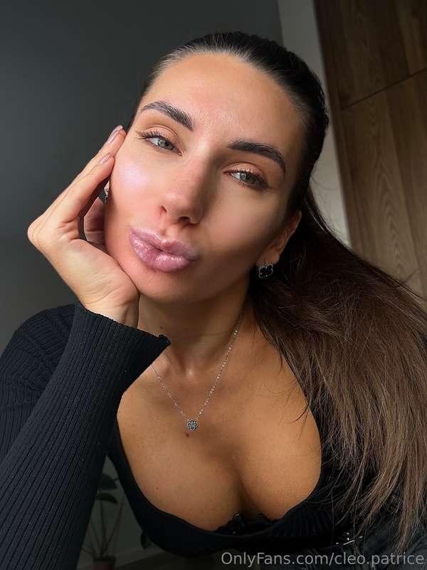🌸✨ Feeling fabulous and sending you a kiss! 💋 Loving my cozy..