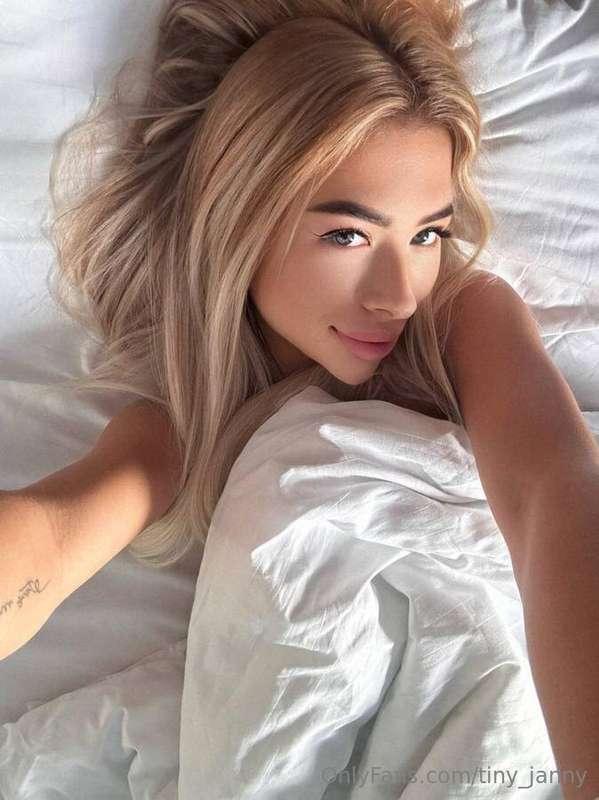 mmm Emma is here 💖😳 @emmadelacroix

did u see what she is do..
