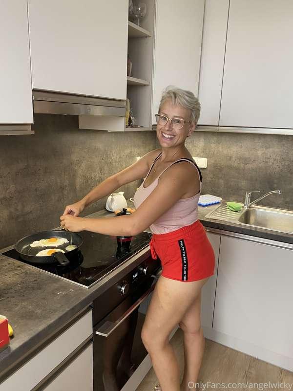 Eggs anyone? Vajíčka někdo?