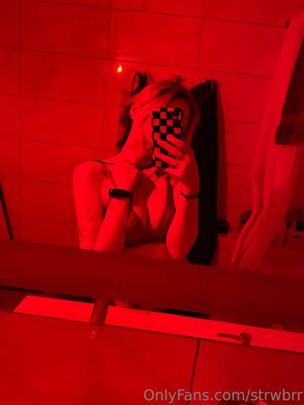 Red light means desire, I'd like you by my side now...