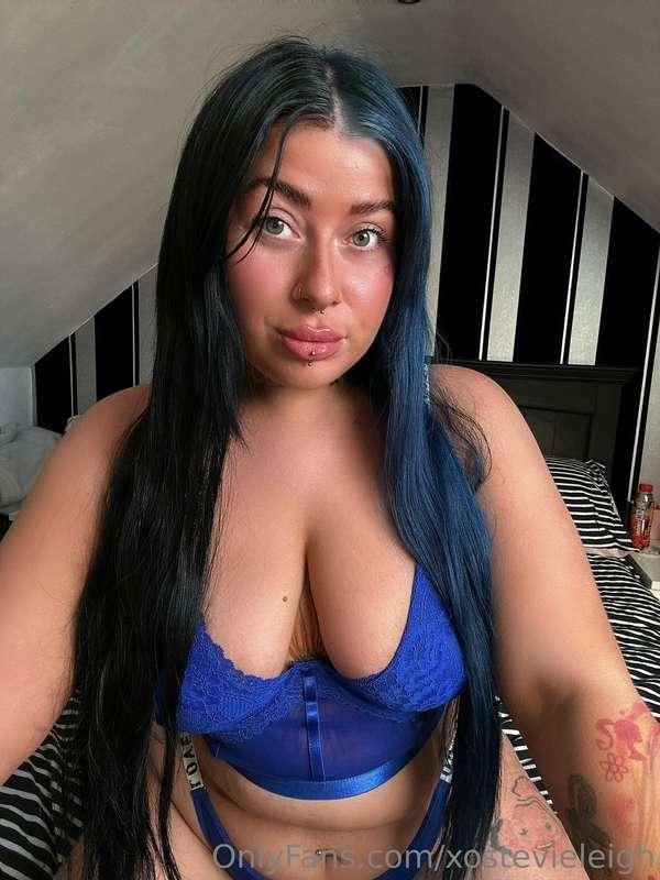 Feeling blue 🥰 where just going to have to ignore the hair d..