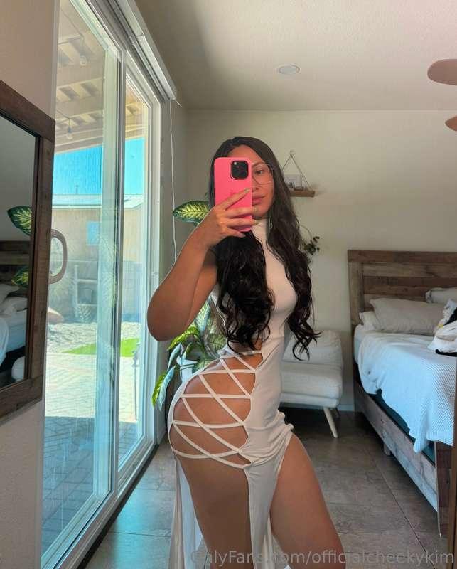 I'm not wearing panties under my dress 🤫