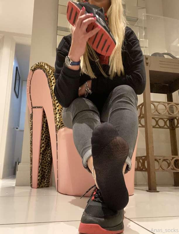 Lucky nobody can smell my stinky feet in the bar 😉 anyone sp..
