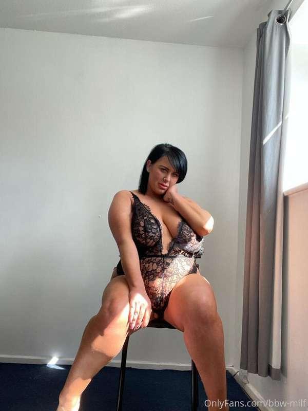 Short hair looking cute 🙈 what do you think of my outfit 😉