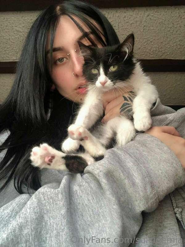## What do you think of my cute kitty? Do you like it? 💕  **..