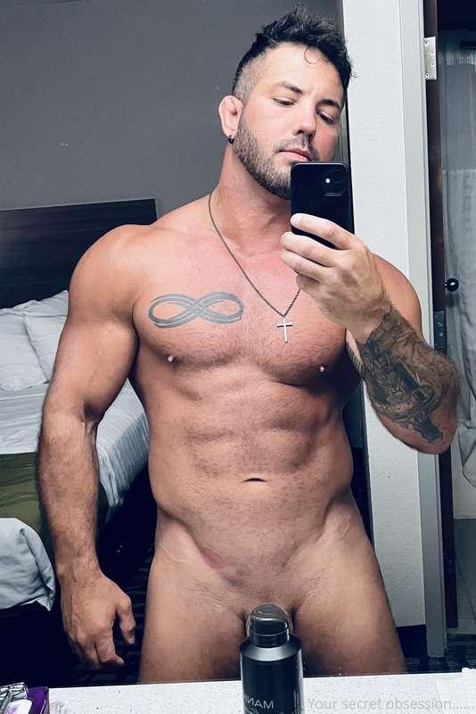 Typical mirror selfie of a not so typical man😎