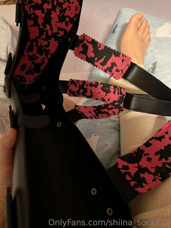 The cast on my foot is finished!!Gibbs are this cool these d..