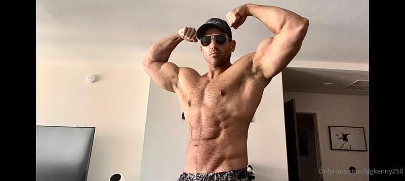 Pool party time 🤴🏻😈💪🏼