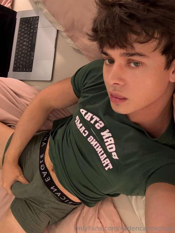i wanna watch a movie with your head on my chest and your ha..