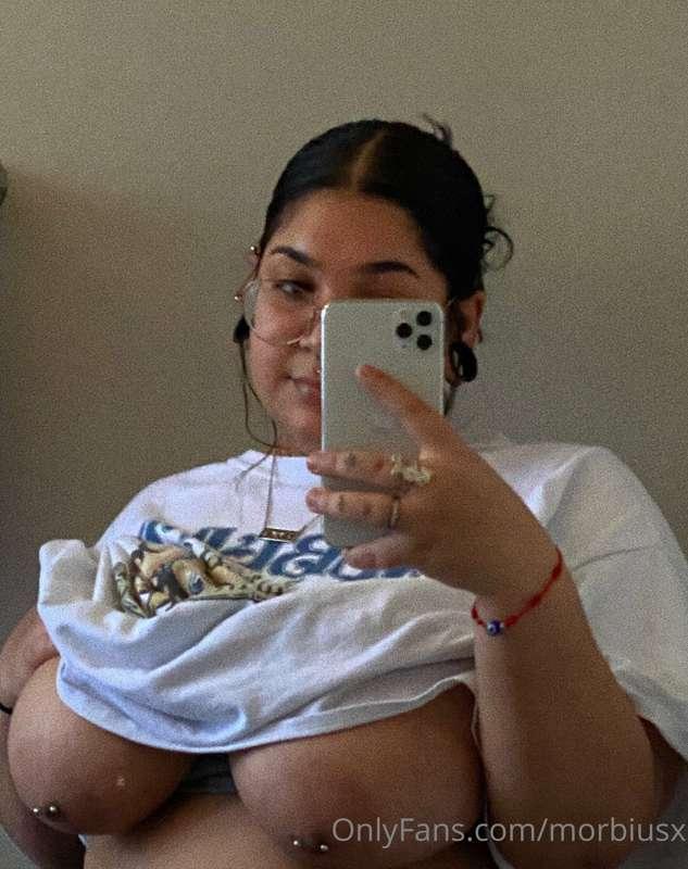 goodmorning from me and my titties 🤍