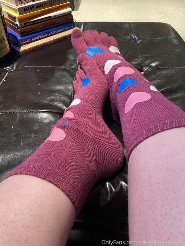 I love the feeling of toe socks 💖🤍💙
