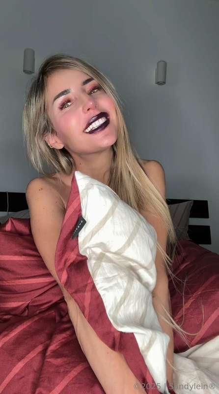 Heyy mein Lieber worauf wartest du noch? Komm Kuscheln! Dein..