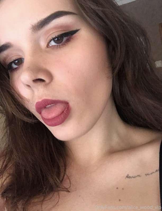 who wants to play with my tongue?👅 👅 🤤 my mouth is very soft..