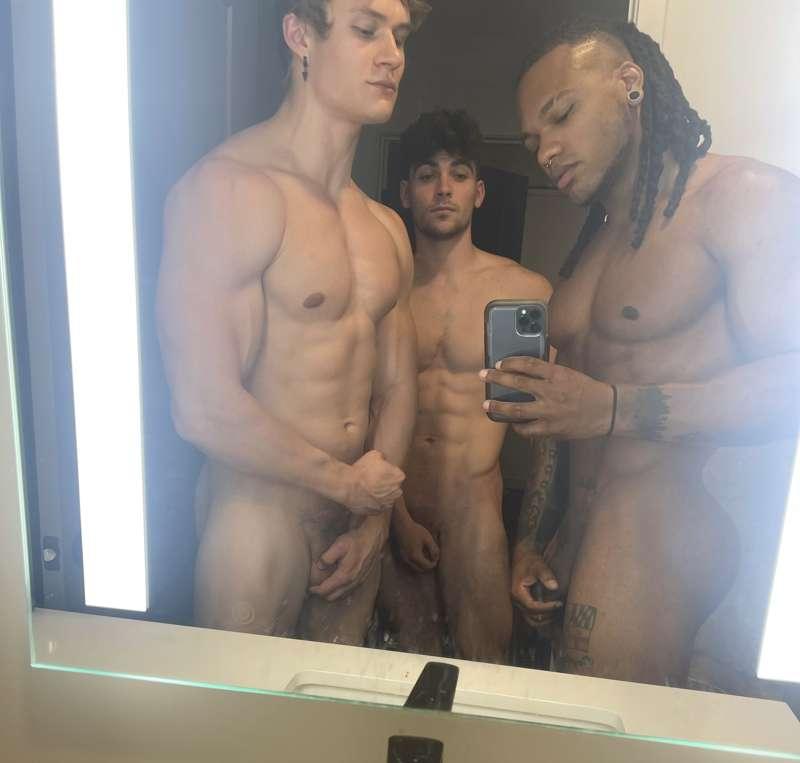 HOT THREESOME IN BED🥵🍆💦FULLY NUDE HOOKUP WATCH US TAKE TURNS..