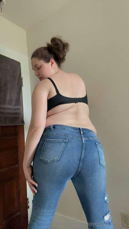 Thick ass alert ⚠️ Wanna take a bite 🫦?