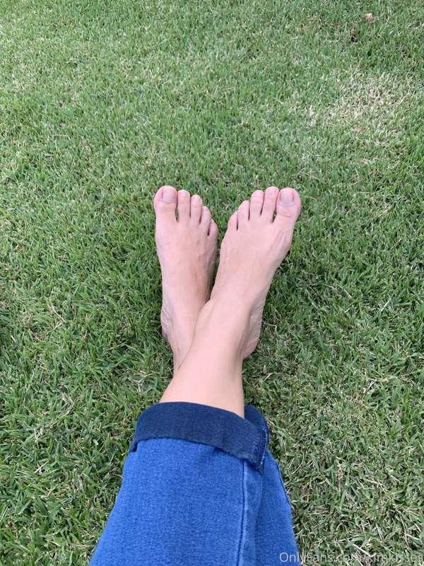 Bare toes weekend photos... flips flops, dirty feet, and I g..