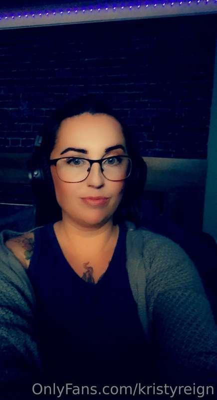 Day-job selfie ! Do these headphones make my glasses look bi..