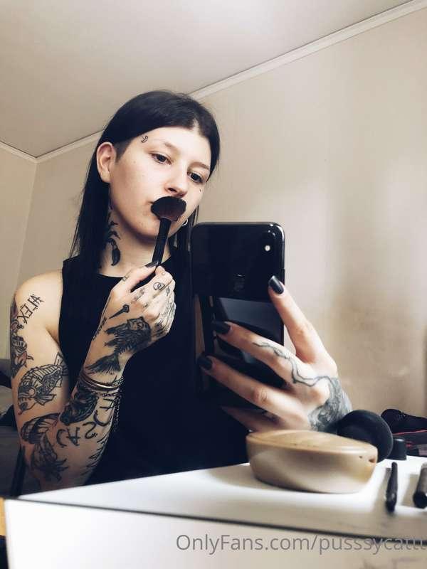 Getting ready for the day 🖤
Talk to me 🥰