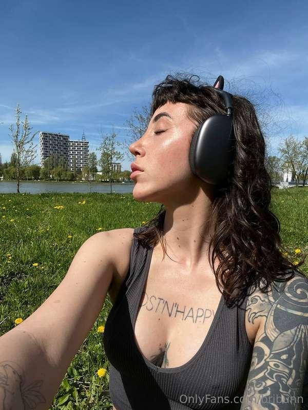A walk in the park 🌿 Catching sun reflections and daydreamin..