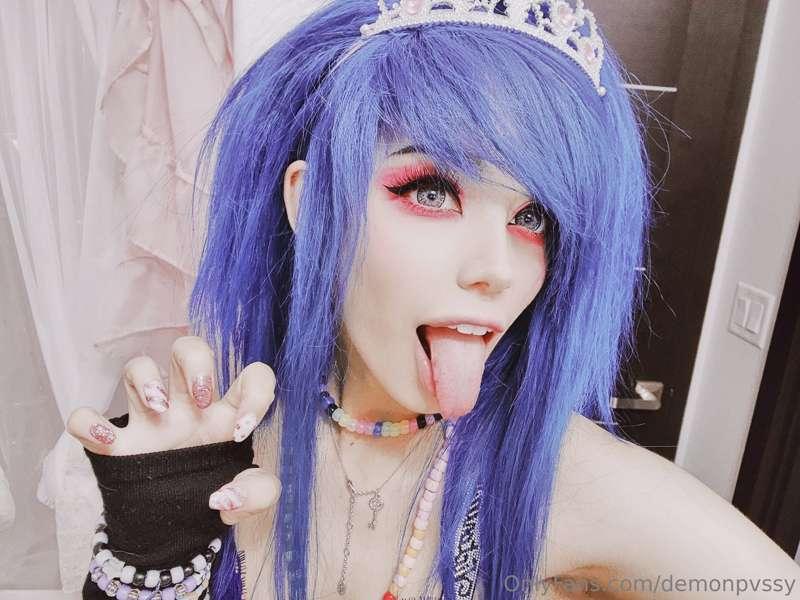 Tiara makes meeh itchy can I haz head patz pweeeze//3