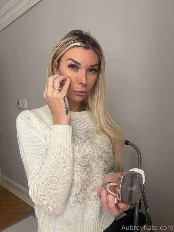 Makeup check 💄 … looking too good not to get messy later 👅