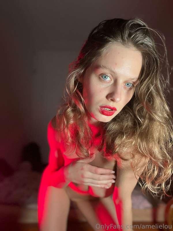 Red lipstick for wet dreams 😈