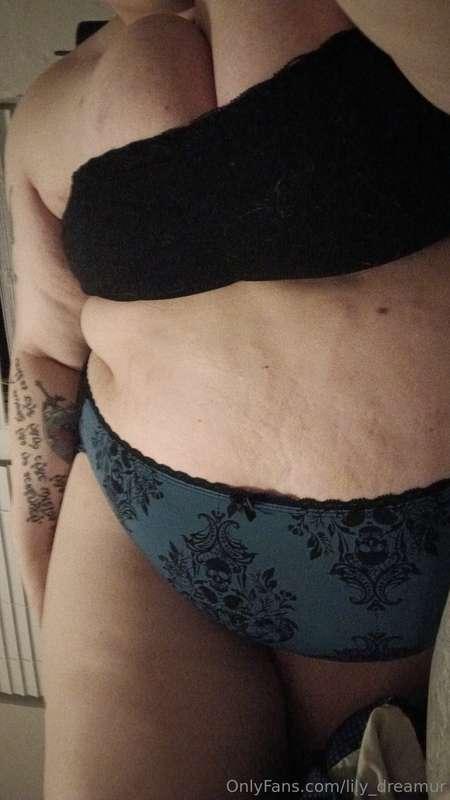 Lounging in bed the other night. Super comfy in this outfit ..