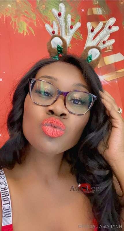 take this holiday kiss 💋@xasialynnx 