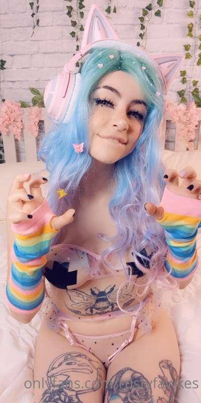 There are 40 more pics in this selfie set! lots of cute pics..