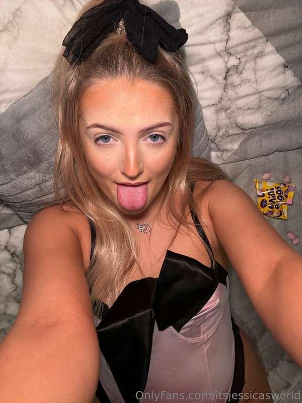 Tooo horny right now to be alone 🥺